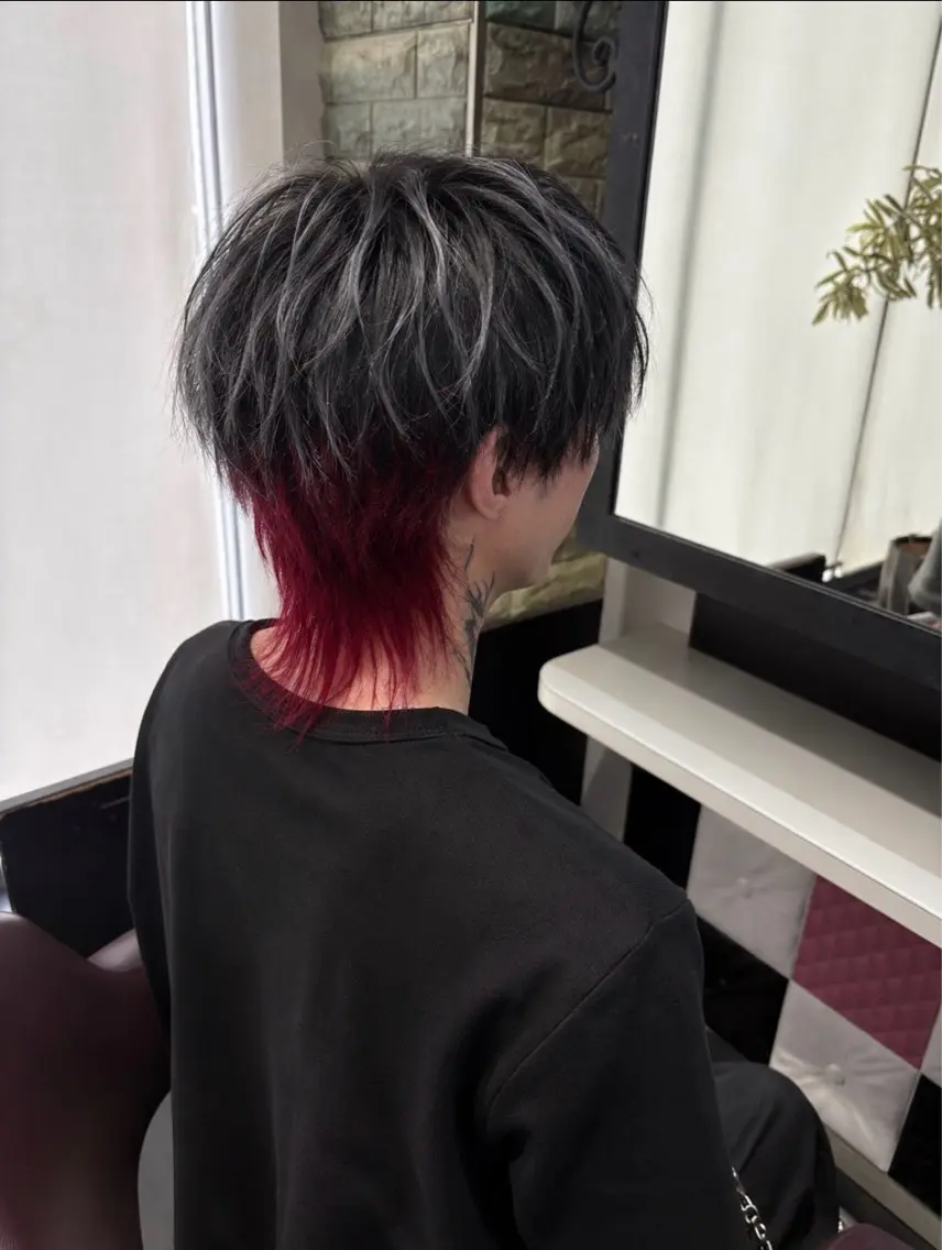 カラー パーマ メンズ メンズインナーカラー マッシュウルフ マッシュ メンズウルフカット インナーカラー 美容室Hip's decoのヘアスタイル