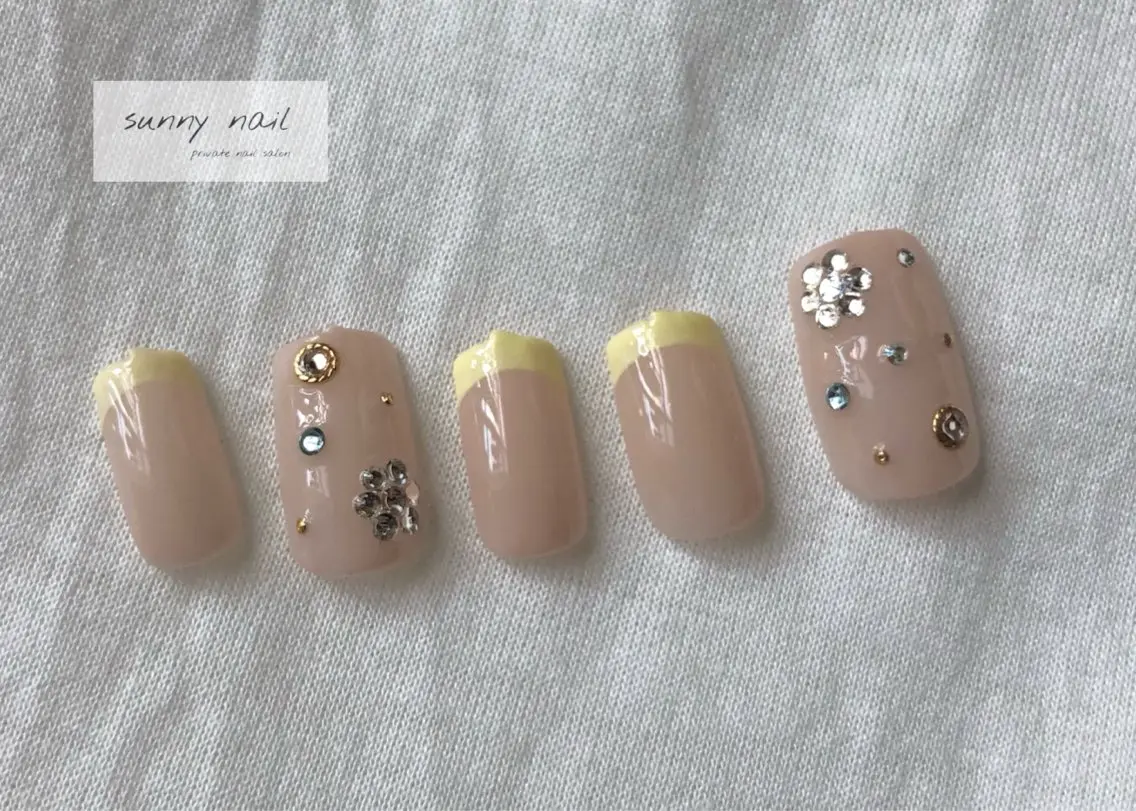 ネイル アートネイル カジュアル フラワーネイル フレンチネイル ジェルネイル sunny nailのネイルデザイン