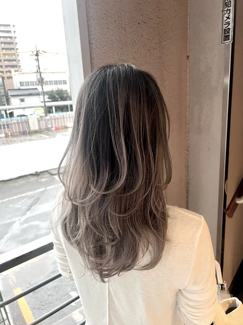 セミロング カラー バレイヤージュ ブリーチ グレージュ ハイライトカラー ハイライト カット ヘアカラー トリートメント Kazu .Kのヘアスタイル