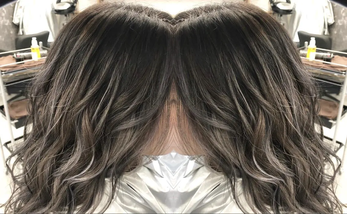 セミロング カラー ヘアアレンジ バレイヤージュ デザインカラー ハイライトカラー ハイライト レイヤーカット アンドウ ユウ/ レイヤーカット/韓国のヘアスタイル