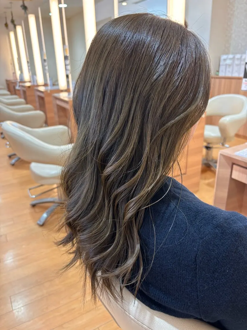 ロング カラー ヘアカラー トリートメント 岡 愛梨のヘアスタイル