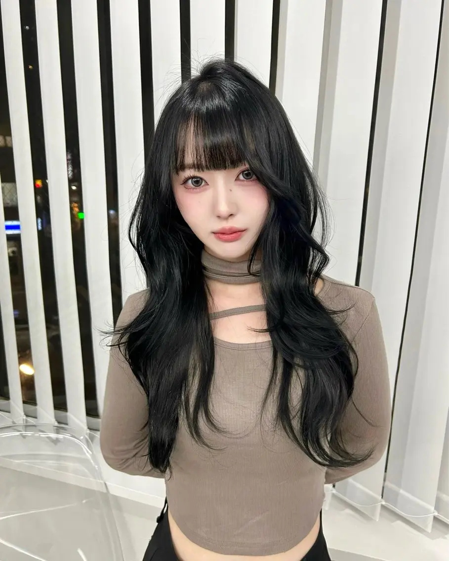 セミロング カラー 黒髪 ブルーカラー ブルーブラック レイヤーカット nanaka 🤍韓国ワンホンヘアのヘアスタイル