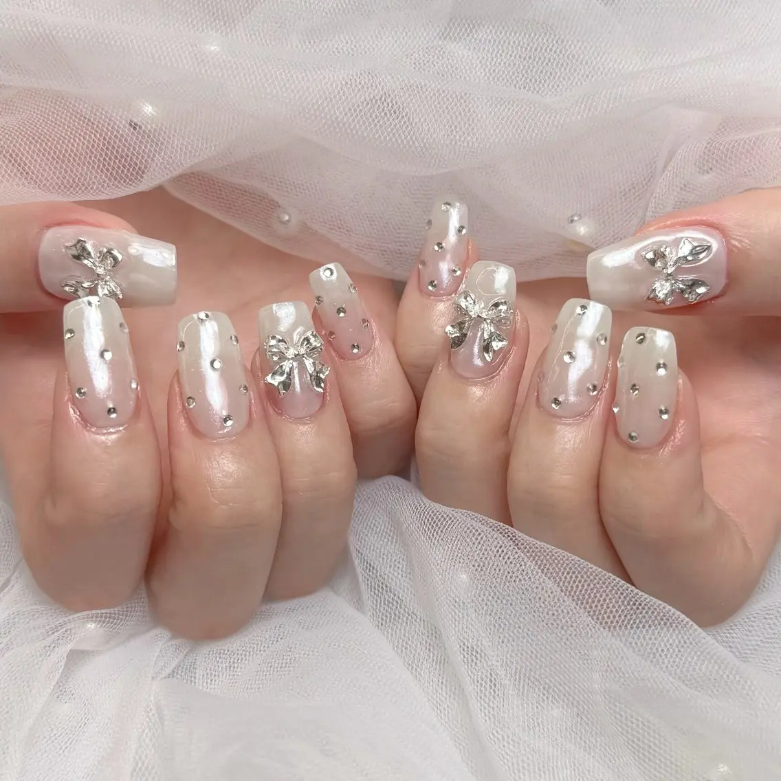 ネイル ミラーネイル ホワイト ハンドネイル mau🩵 堺筋本町nailのネイルデザイン