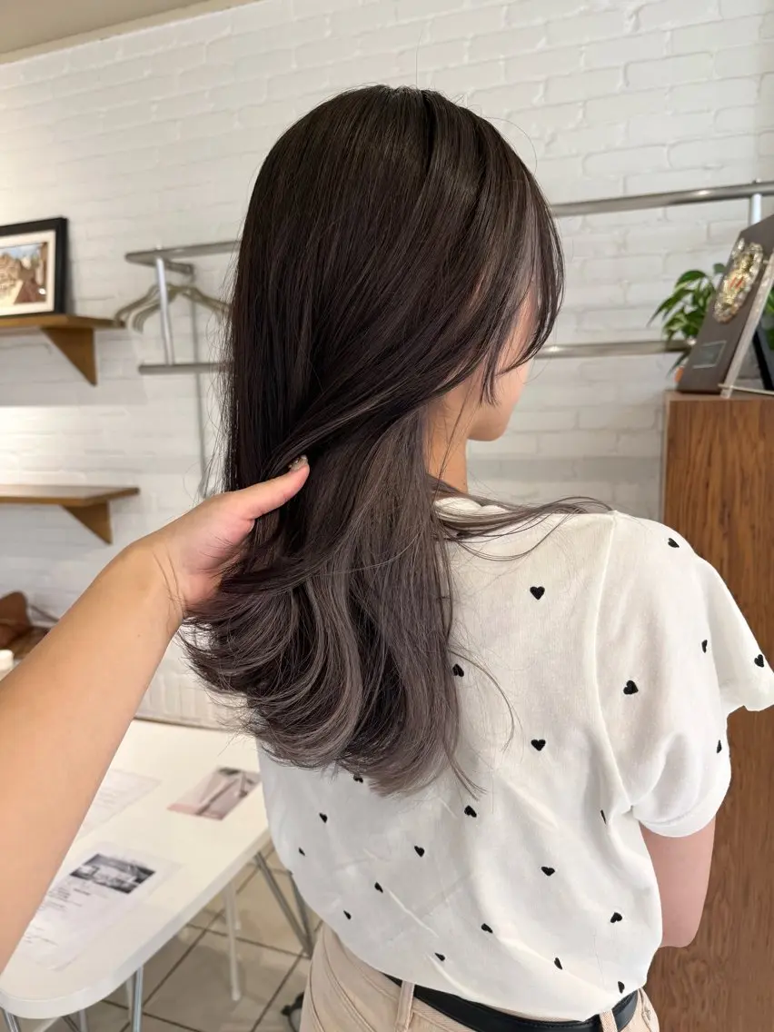 ロング カラー インナーカラー シルバー 🌟デザインカラー 🌟コノミ🌟のヘアスタイル