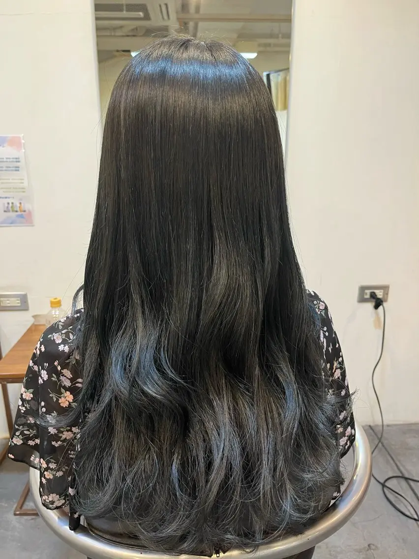 ロング カラー アッシュ アッシュグレー ヘアカラー トリートメント 丸山 菜々子のヘアスタイル