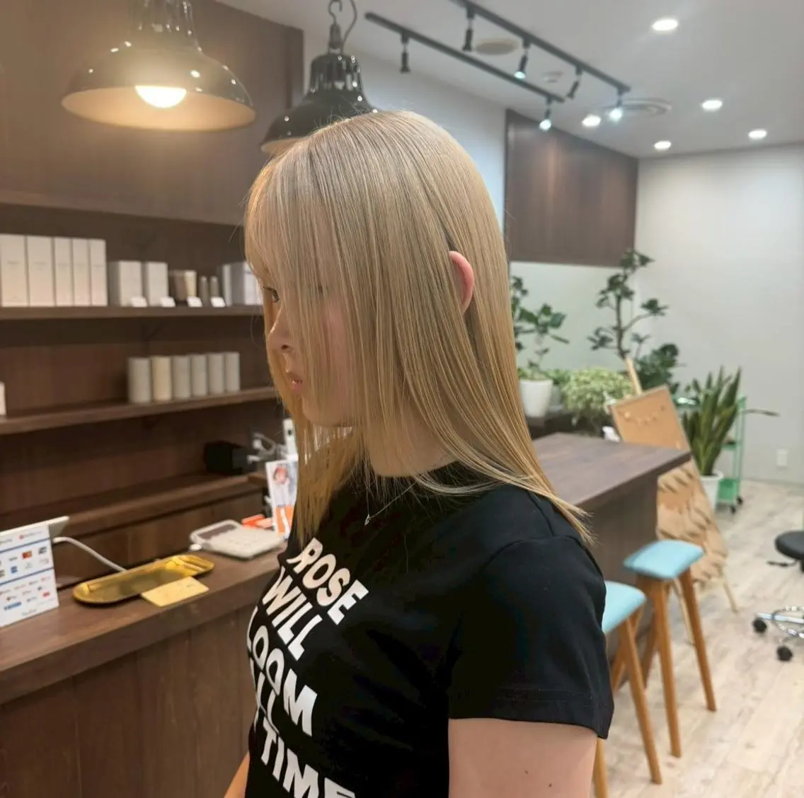 セミロング 透けるミルクティー ☕赤味ゼロ★はる吉のヘアスタイル
