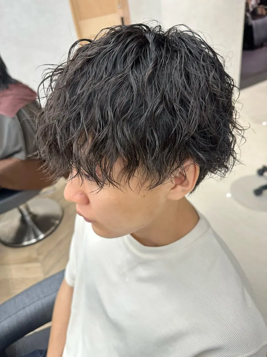ミディアム パーマ メンズ ミディアムパーマ フェードカット メンズパーマ ツイストスパイラルパーマ 波巻きパーマ 💈メンズ特化 美容師サキ💈のヘアスタイル
