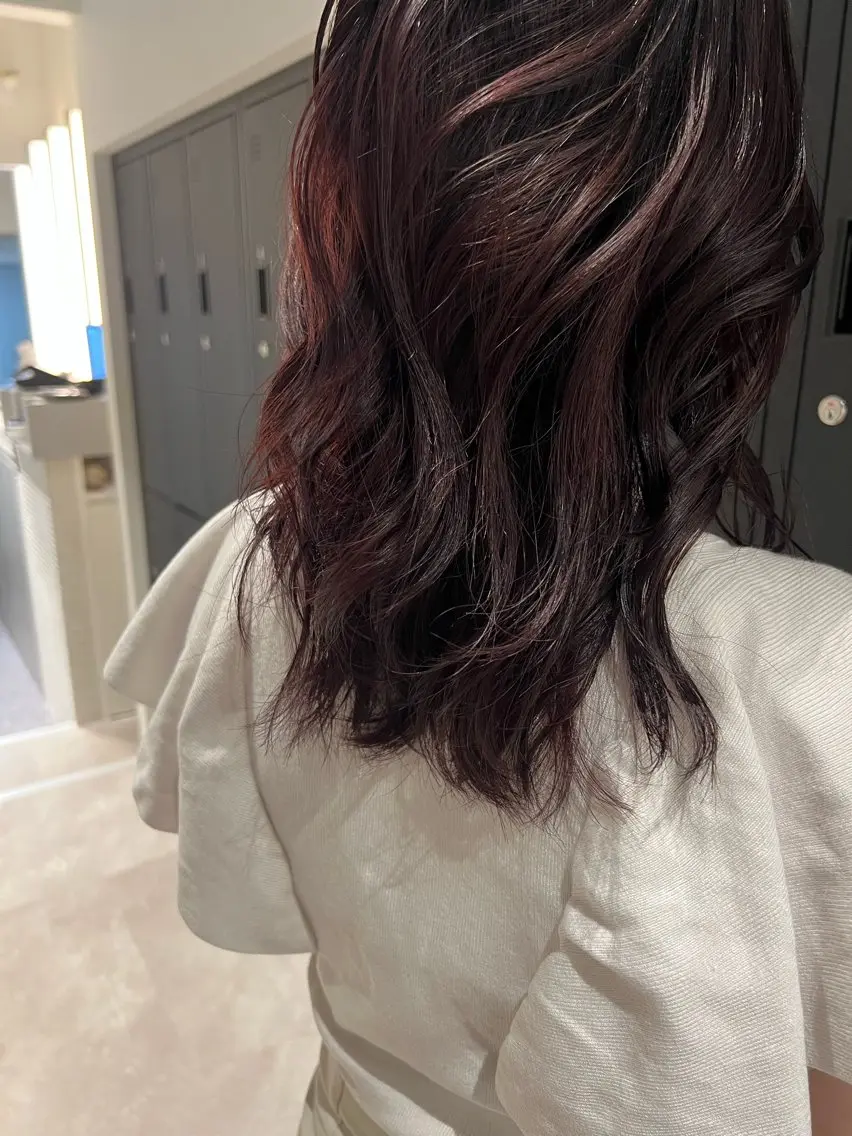 セミロング カラー ボルドーカラー レイヤーカット 暗髪カラー🫐パーマ おくだりんかのヘアスタイル