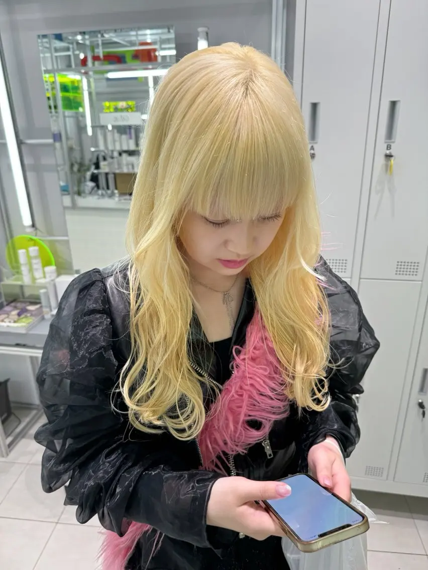 セミロング カラー ブリーチ 抜きっぱなしブロンド ブロンド 砂川 航のヘアスタイル