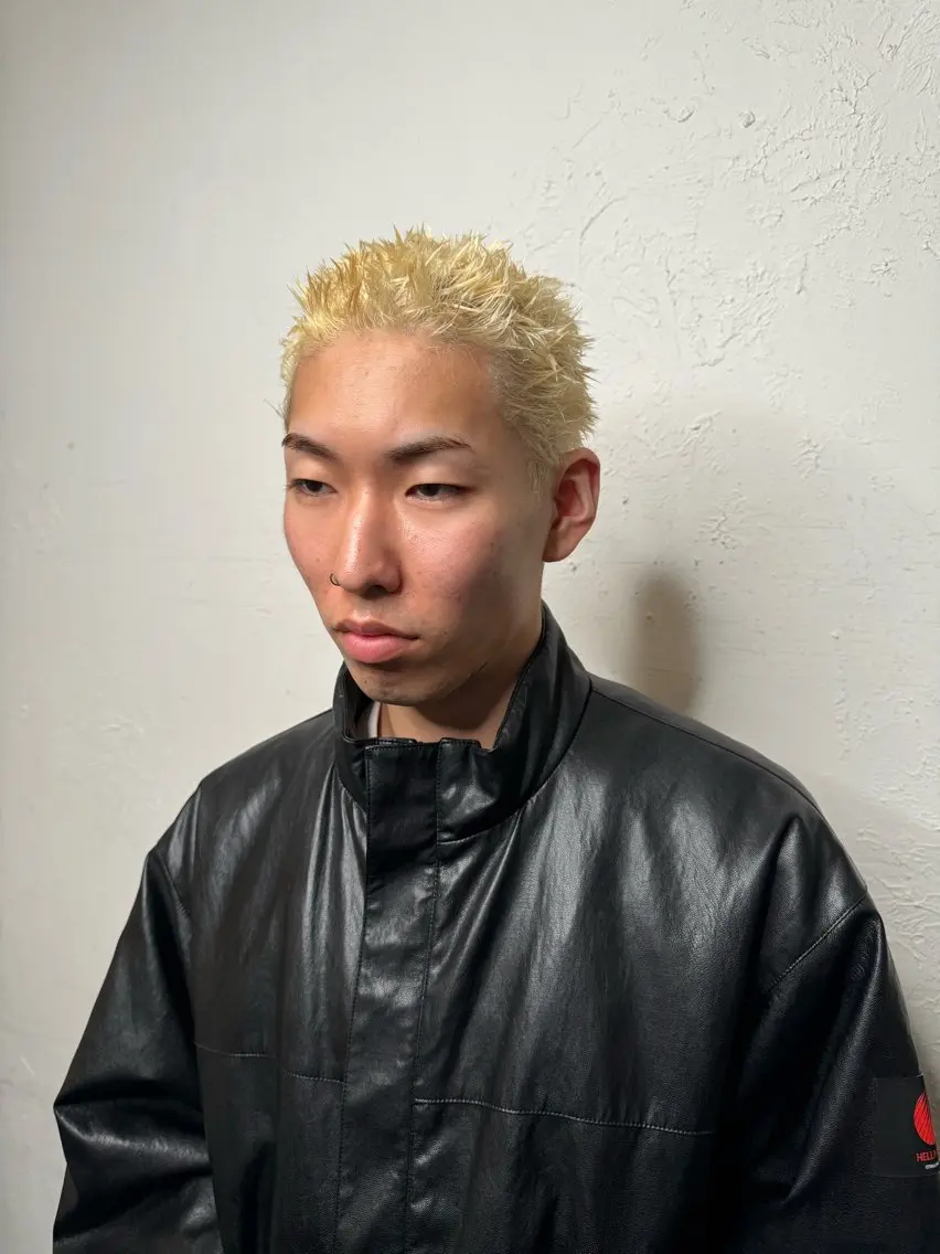 ショート カラー パーマ メンズ メンズブリーチ センターパート ダウンパーマ フェードカット メンズハイライト カット ヘアカラー パーマ 💈メンズ特化💈 TASUKUのヘアスタイル