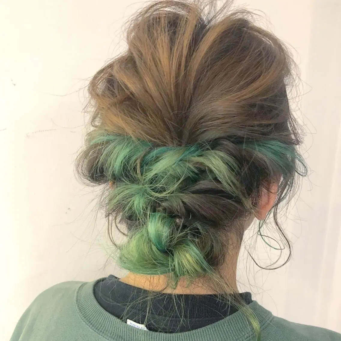 ミディアム カラー ヘアアレンジ エメラルドグリーン グラデーションカラー 髪質改善、エクステ 山口卓哉のヘアスタイル