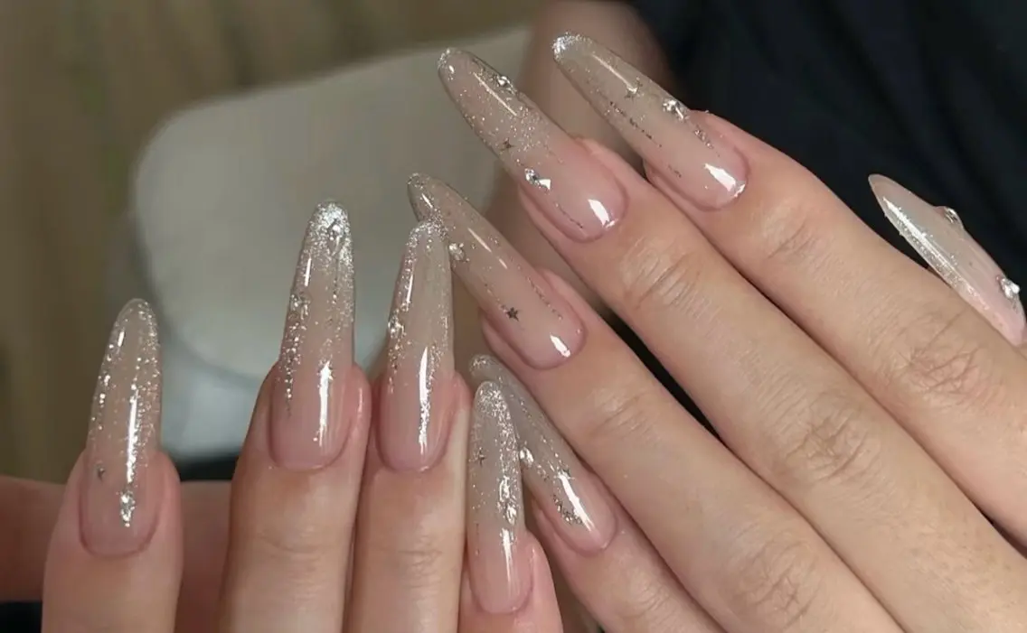 ネイル チークネイル 長さ出し フラワーネイル フレンチネイル ガーリー sun nail池袋 モデル募集のネイルデザイン