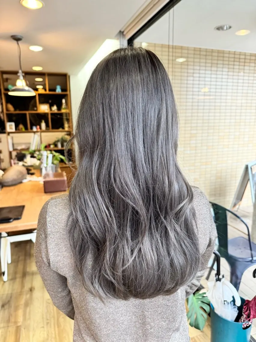 ロング カラー ブリーチ グレージュ ヘアカラー トリートメント ツキダテ ユイのヘアスタイル