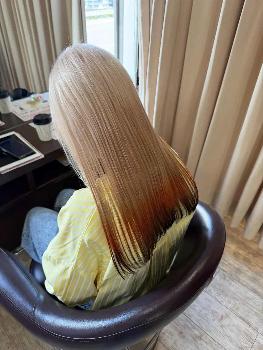 セミロング カラー 狐カラー 今出 咲紘のヘアスタイル