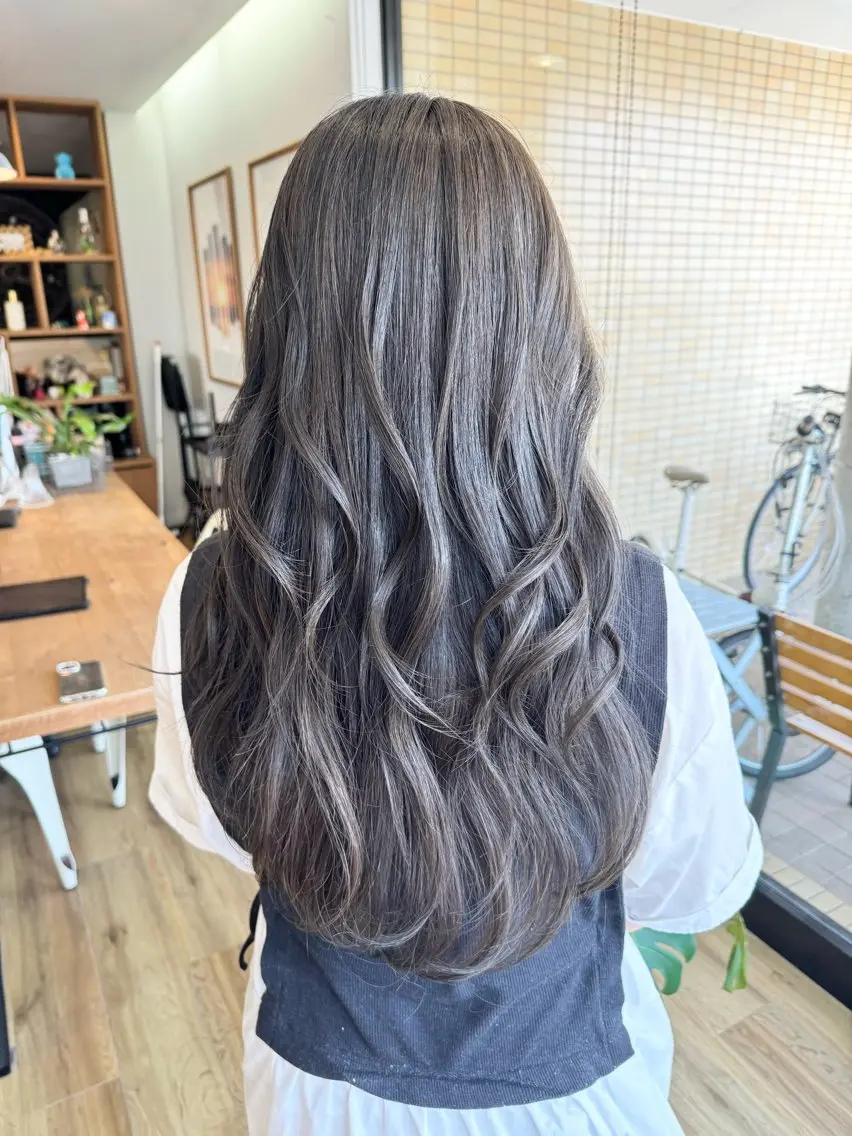 ロング カラー アッシュ アッシュグレー ヘアカラー トリートメント ツキダテ ユイのヘアスタイル
