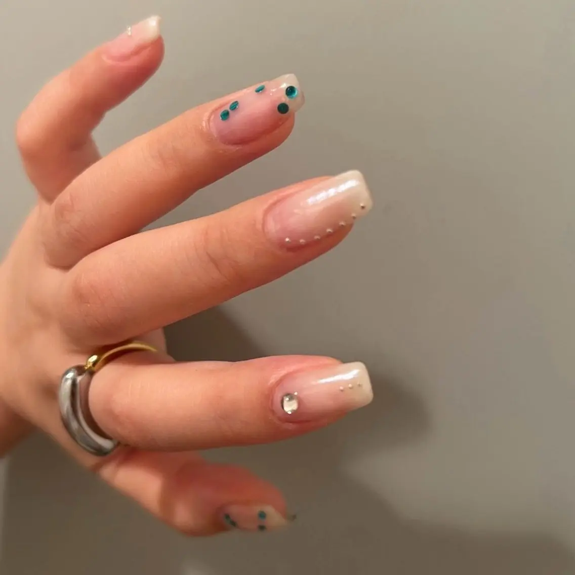 ネイル ドット グラデーション ホログラムネイル オフィスネイル シンプルネイル ハンドネイル 【ショコラ】 Chiharu🌿のネイルデザイン