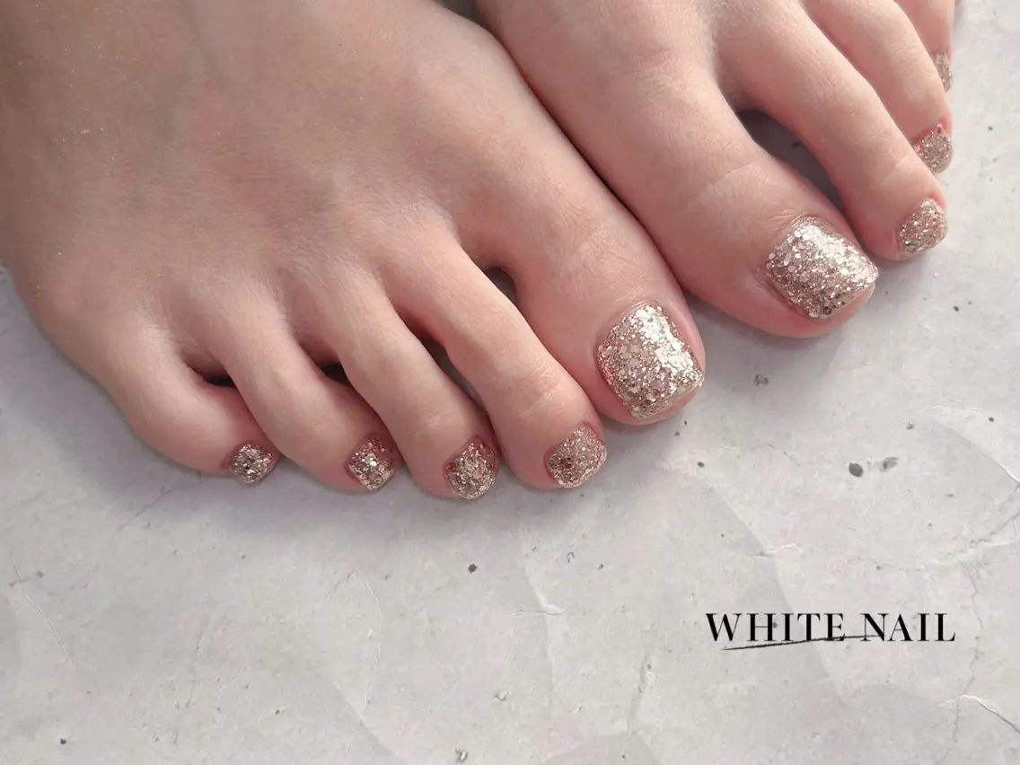 ネイル ラメ(グリッター) フットネイル WHITE NAIL ホワイトネイルのネイルデザイン