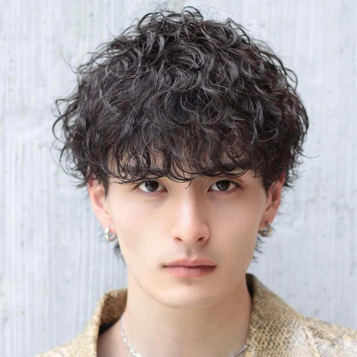 ミディアム パーマ ヘアアレンジ メンズ ミディアムパーマ センターパート フェザーパーマ メンズパーマ ニュアンスパーマ カット パーマ トリートメント ヘッドスパ ヘアセット メンズフェザーパーマ 💫曲がる縮毛矯正のヘアスタイル