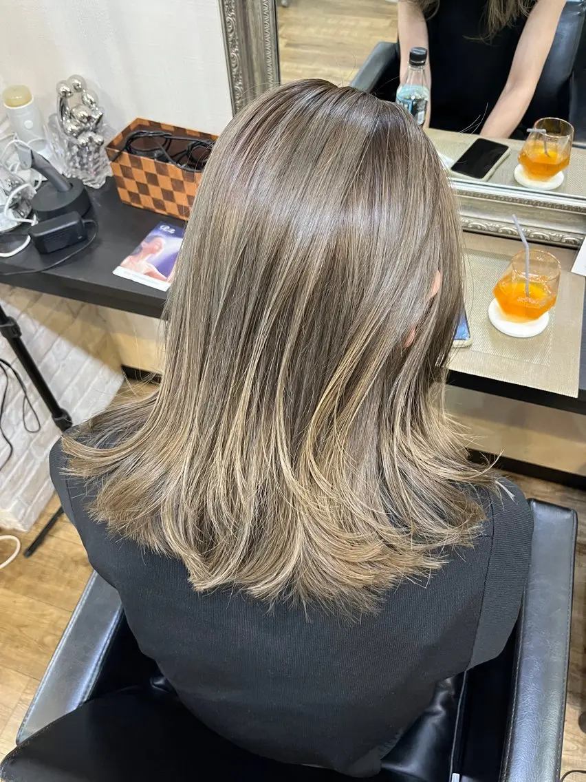 ミディアム カラー ヘアアレンジ グレージュ ハイライトカラー ハイライト きむえり/髪質改善 /うねり広がり改善のヘアスタイル