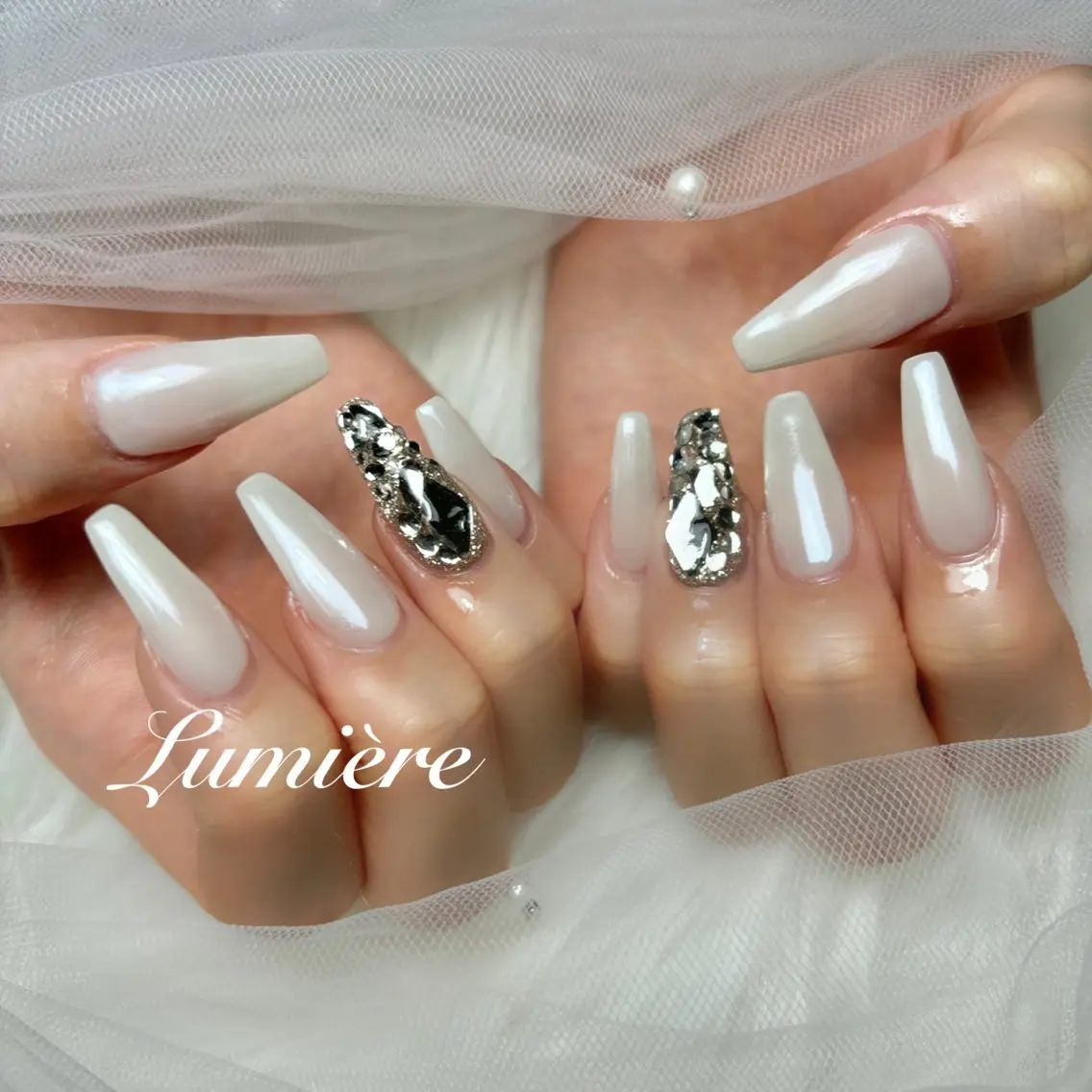 ネイル ミラーネイル ホワイト Lumière| ロング|ワンホンのネイルデザイン