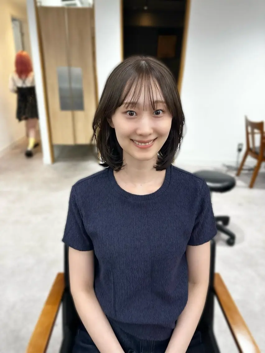 ミディアム カラー パーマ ヘアアレンジ メンズ キッズ カット ヘアカラー レイヤーカット／ 巻ける縮毛矯正のヘアスタイル