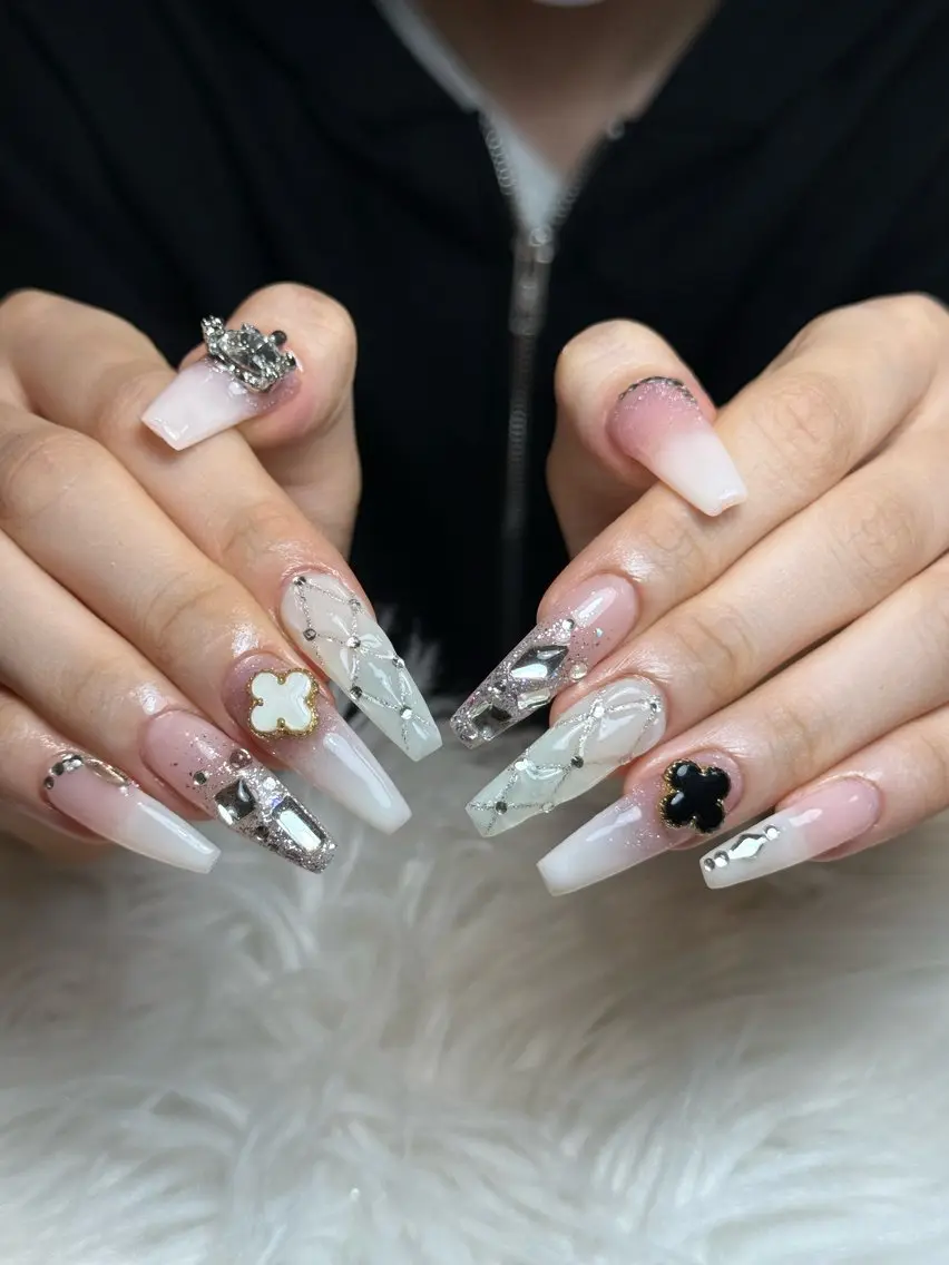 ネイル フレンチネイル ジェルネイル キラキラネイル 韓国ネイル マグネットネイル Julli NailStudioのネイルデザイン