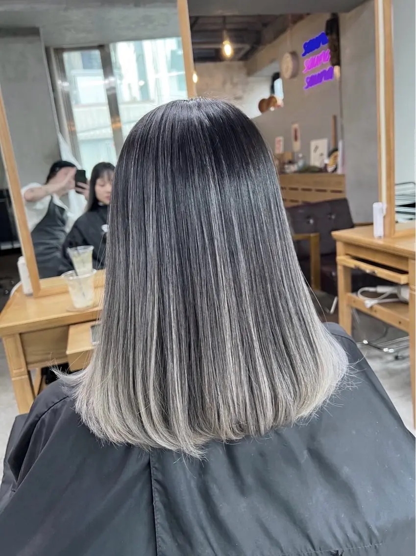 ミディアム カラー バレイヤージュ シルバー ホワイトシルバー レイヤーカット ヘアカラー トリートメント 指名数No.1 /NAOYAのヘアスタイル