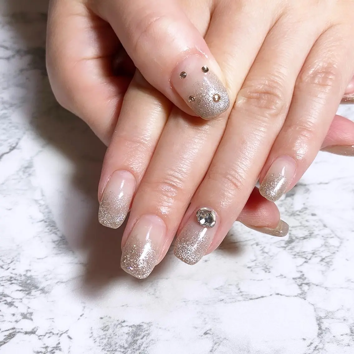 ネイル グラデーション キラキラネイル マグネットネイル 手書きが得意🖌️ Y’s  nailのネイルデザイン