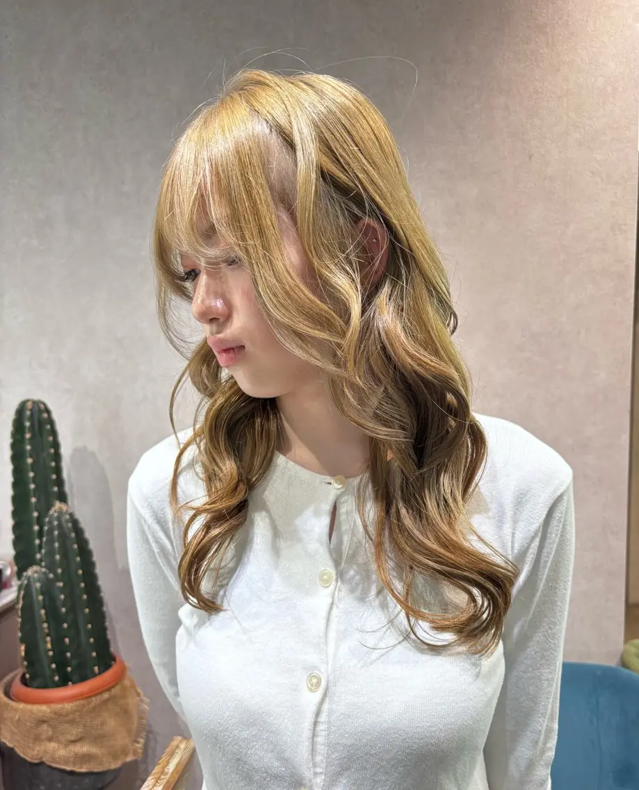 ロング カラー ヘアアレンジ 切りっぱなしボブ ブリーチ ダブルカラー イヤリングカラー ハイライトカラー ヘアカラー iona/ハイトーン /ネイルのネイルデザイン