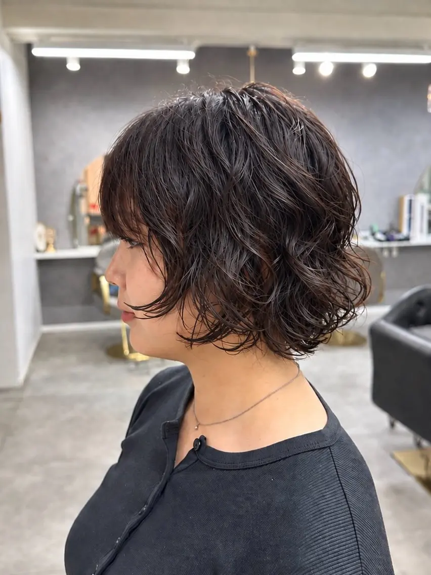ミディアム カット パーマ 韓国風 白髪ぼかし NAOTOのヘアスタイル