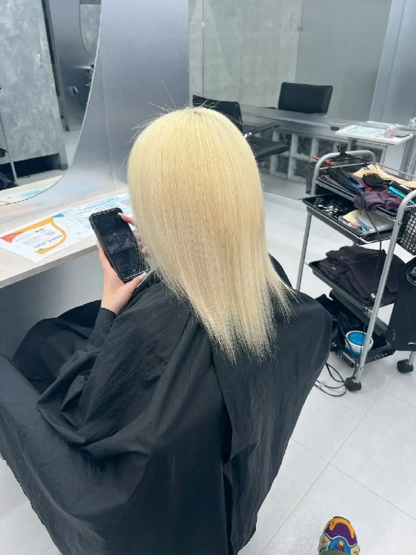 ミディアム カラー 地雷系🎀ハイトーン 💙荒川結星のヘアスタイル