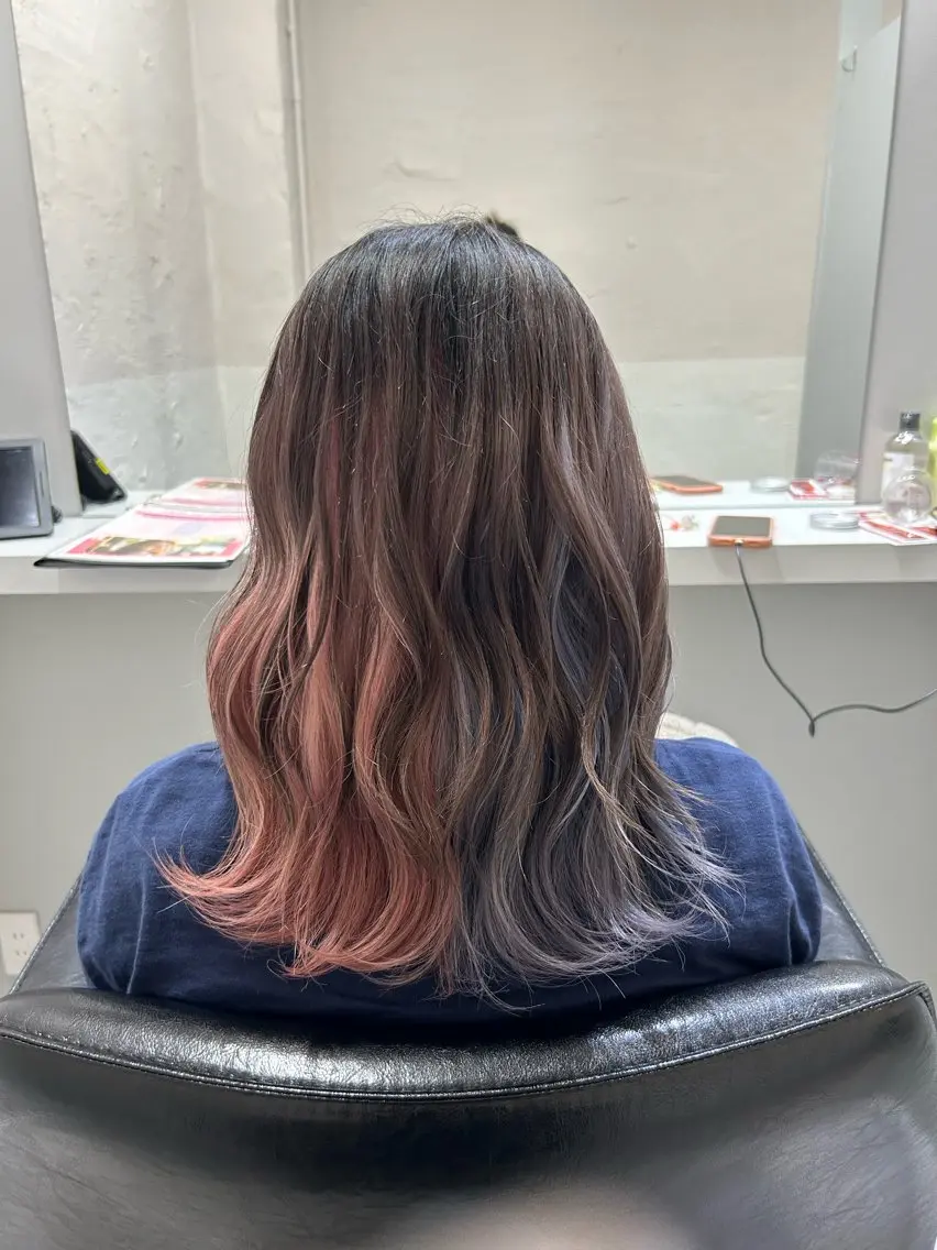 セミロング カラー ブルーカラー ピンクカラー レイヤーカット ヘアカラー がもう ゆいこのヘアスタイル