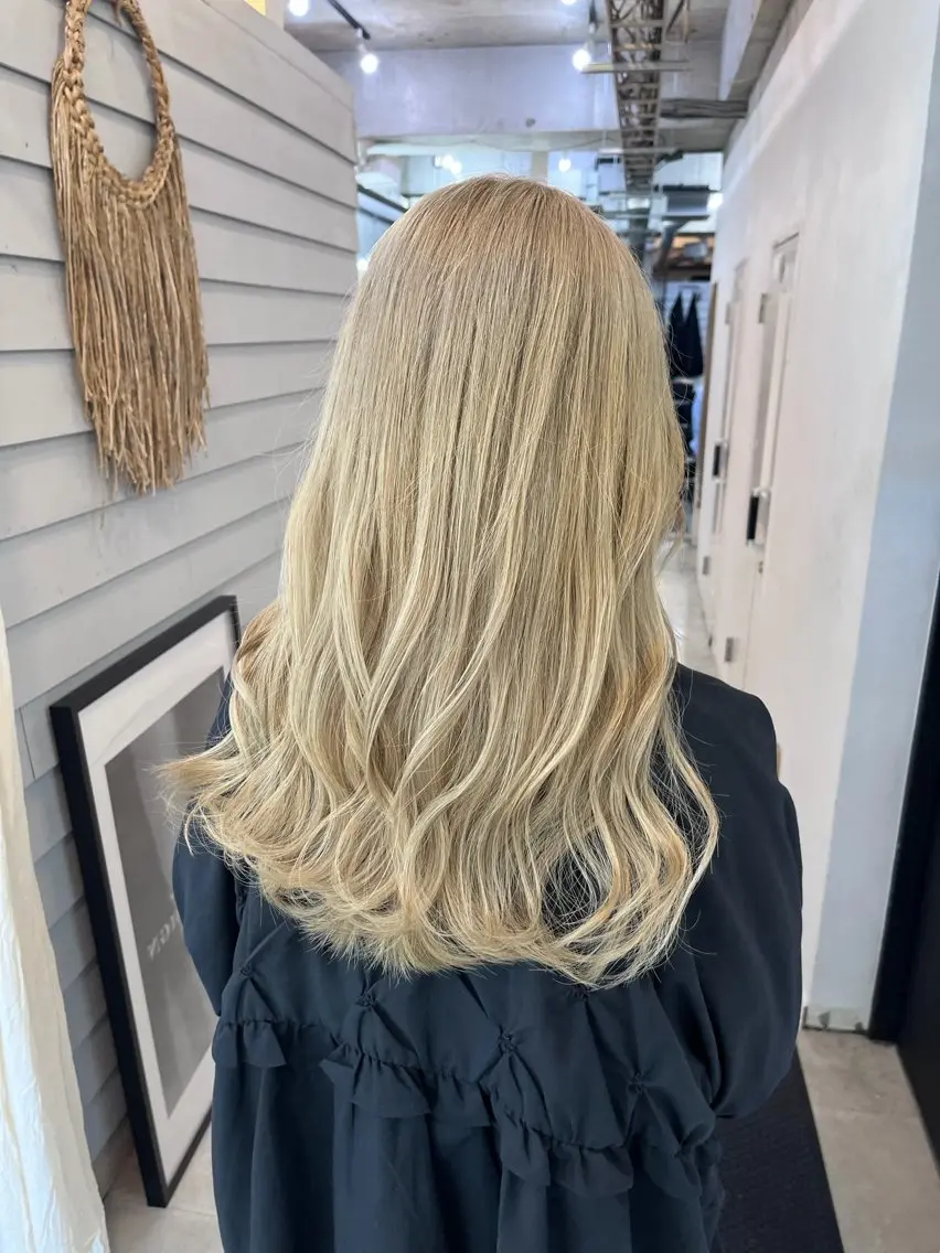 セミロング カラー ベージュカラー ホワイトベージュ ヘアカラー トリートメント GiseL 博多筑紫口店のヘアスタイル