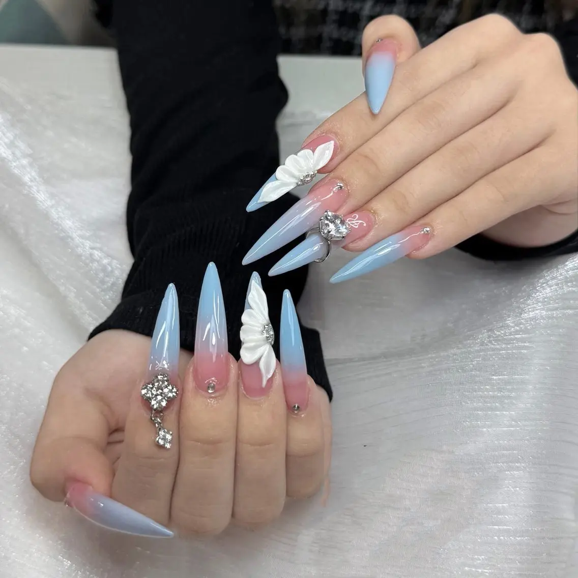 ネイル ブルー 長さ出し グラデーション キラキラネイル 韓国ネイル MEO MEO NAIL  守山のネイルデザイン