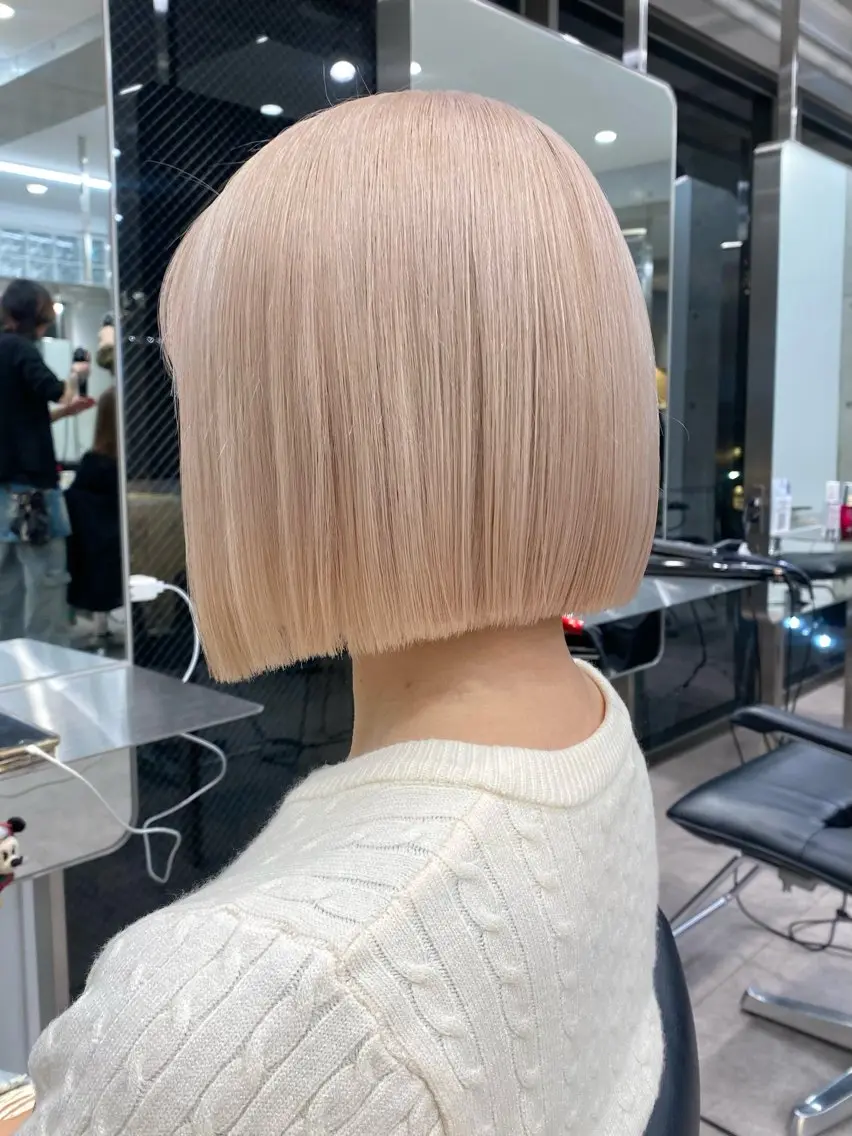 ショート ハイトーン💎 ホワイトベージュ坪谷のヘアスタイル