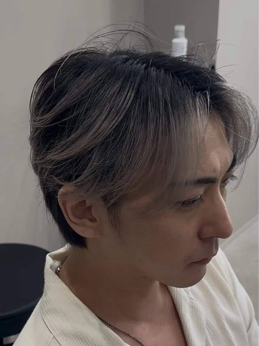 カラー メンズ メンズバレイヤージュ センターパート バレイヤージュ シルバー ホワイトシルバー カット ヘアカラー トリートメント メンズ縮毛矯正 /町田/木村悠月のヘアスタイル