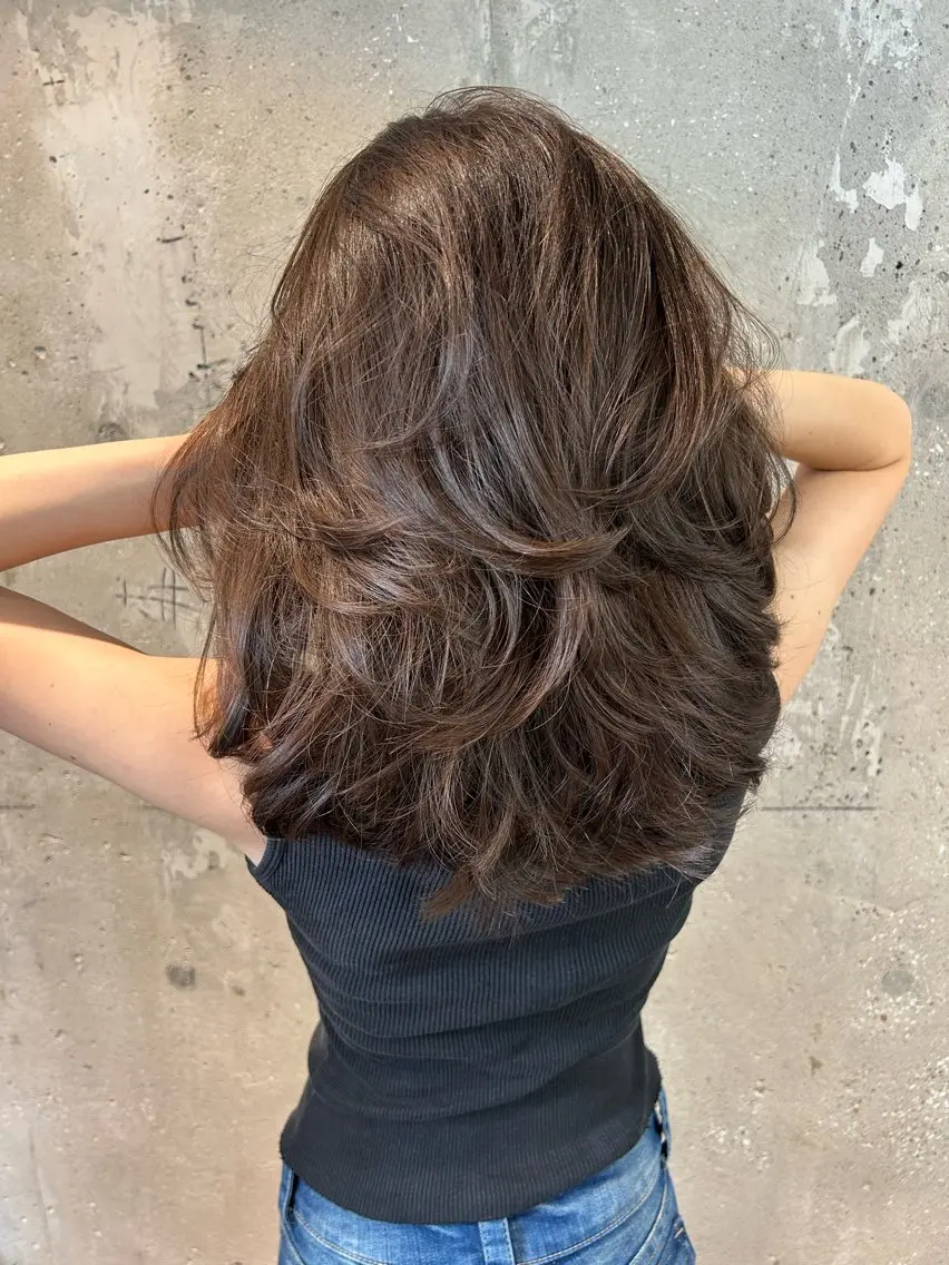 【街中で振り返られるカット🩵】海外風ハイレイヤーカットの写真