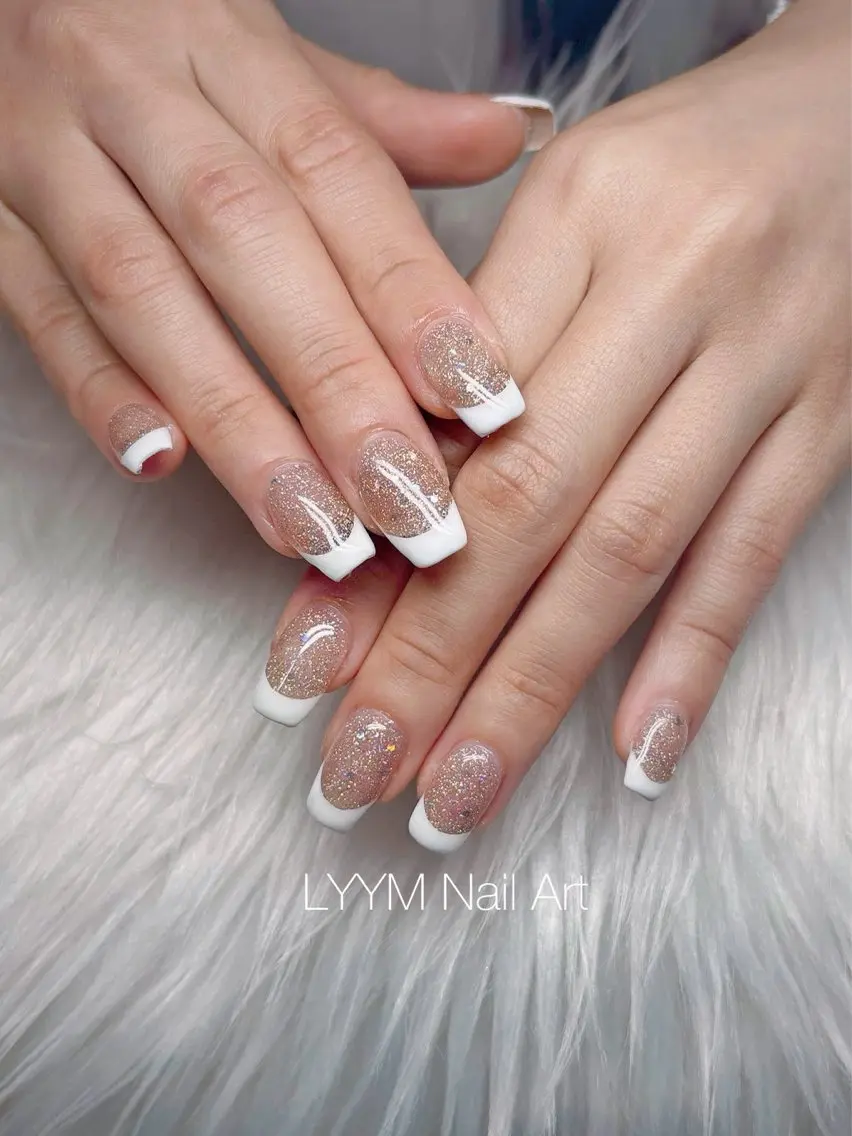 ネイル フレンチネイル キラキラネイル ラメ(グリッター) ホワイト LYYM Salonのネイルデザイン
