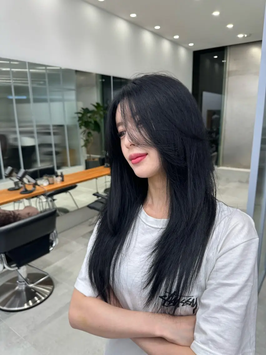 ロング カラー 黒髪 ブルーカラー ブルーブラック 透明感カラー 韓国風ヘア カット ヘアカラー ブリーチなし 寒色カラーのヘアスタイル