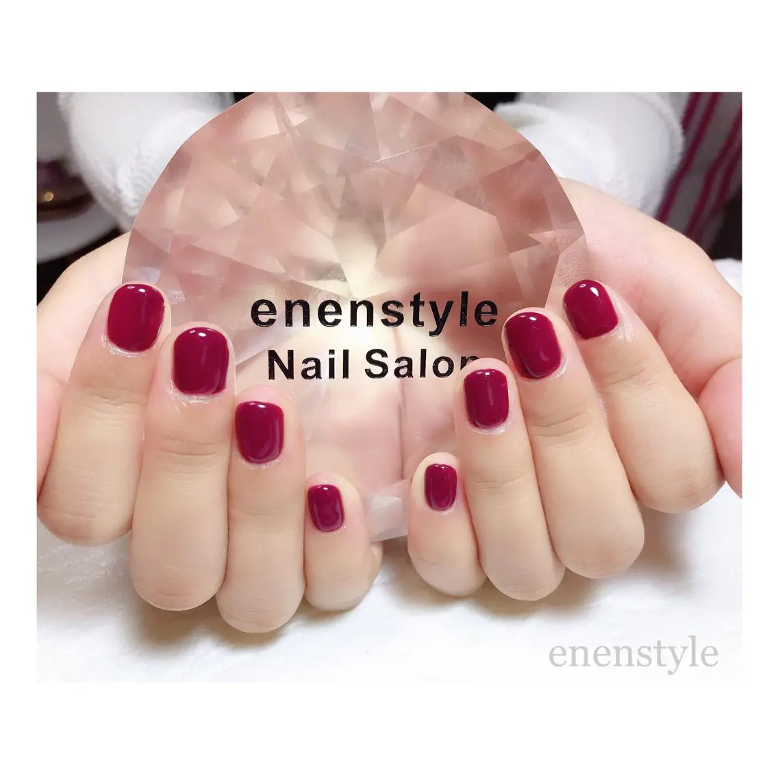 ショート ネイル ジェルネイル ニュアンスネイル オフィスネイル 赤色 シンプルネイル 🐾enen style 🐾のネイルデザイン