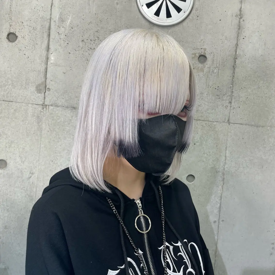 ミディアム カラー ホワイト&レイヤーカ ットエクステ長畠俊輔のヘアスタイル