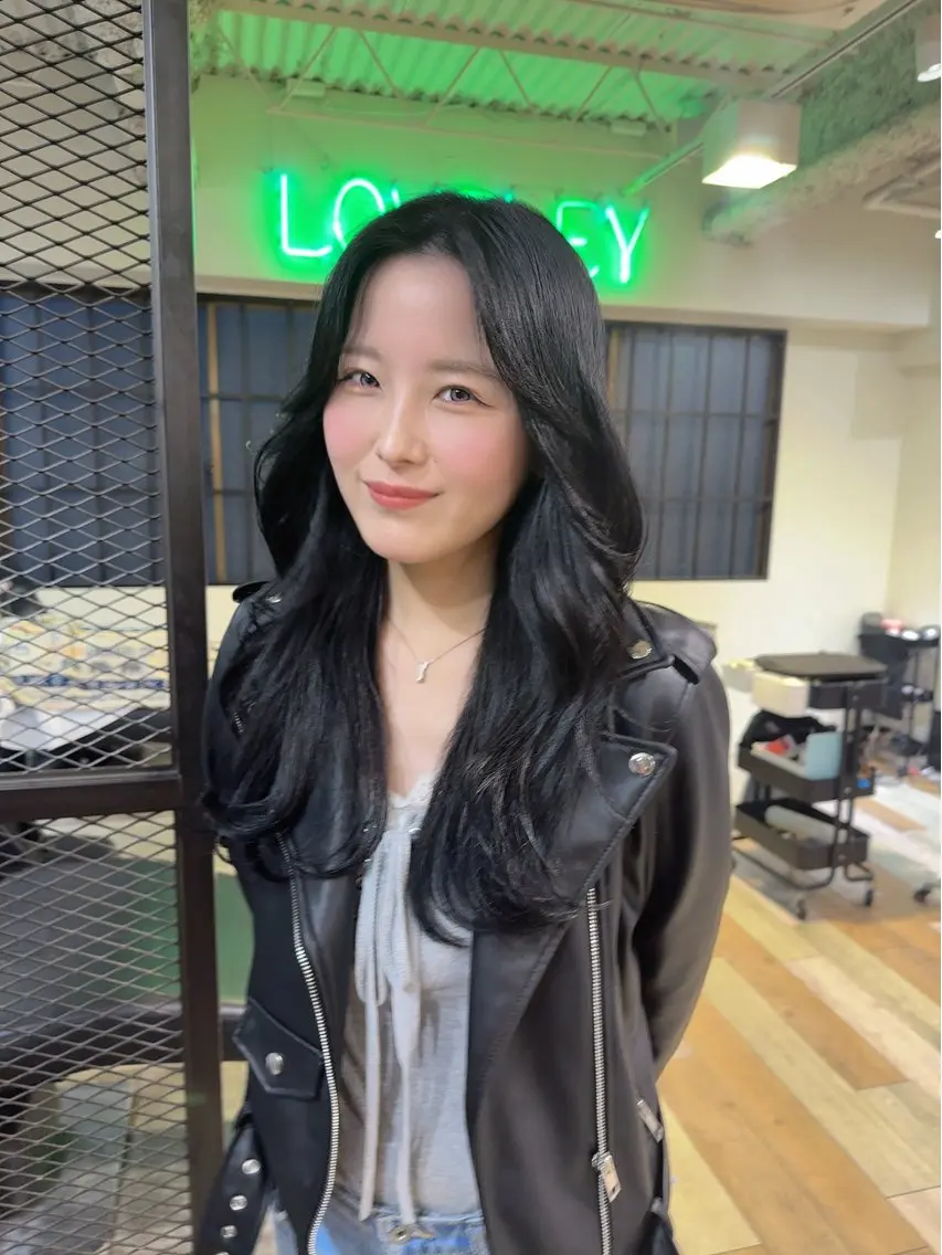 ロング カラー 黒髪 ブルーカラー ブルーブラック 髪質改善 レイヤーカット カット ヘアカラー トリートメント 🌈デザインヘア職人 Kaede🌈のヘアスタイル
