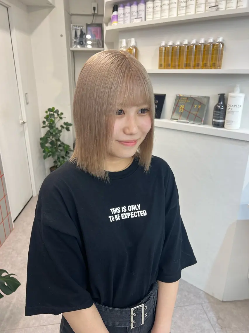 ショート カラー ベージュカラー ブリーチ ハイトーンカラー オリーブベージュ オリーブカラー 𝐇𝐈𝐍𝐀/ 韓国レイヤー🇰🇷のヘアスタイル