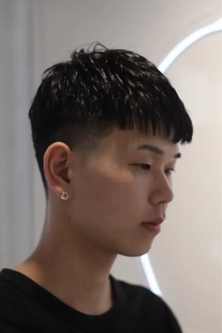 ショート メンズ メンズブリーチ フェードカット メンズパーマ スキンフェード スパイキーショート 名郷 偉織 メンズカットのヘアスタイル