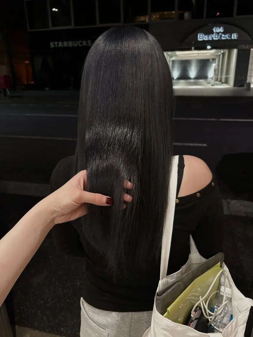 セミロング カラー ヘアカラー yiye shioriのヘアスタイル