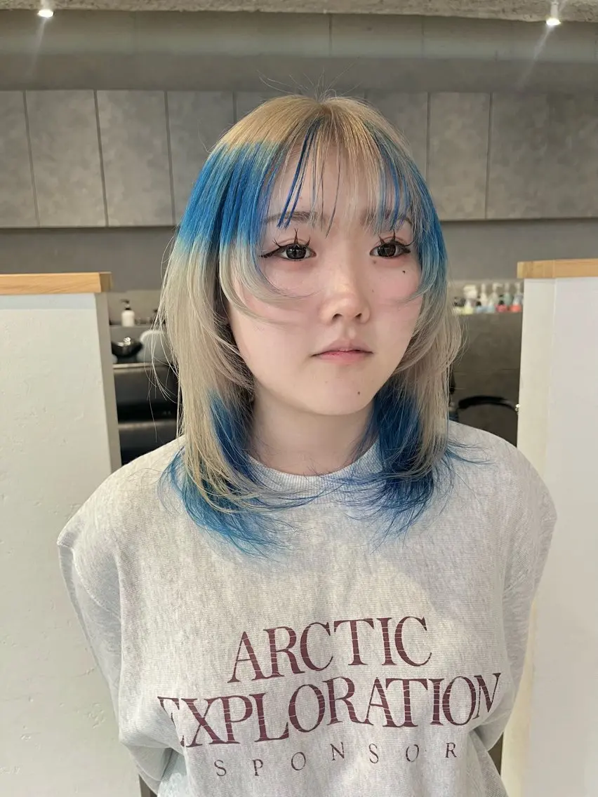 ミディアム カラー ブリーチ ブルーカラー デザインカラー ダブルカラー ハイトーンカラー カット ヘアカラー トリートメント 桃果 momokaのヘアスタイル
