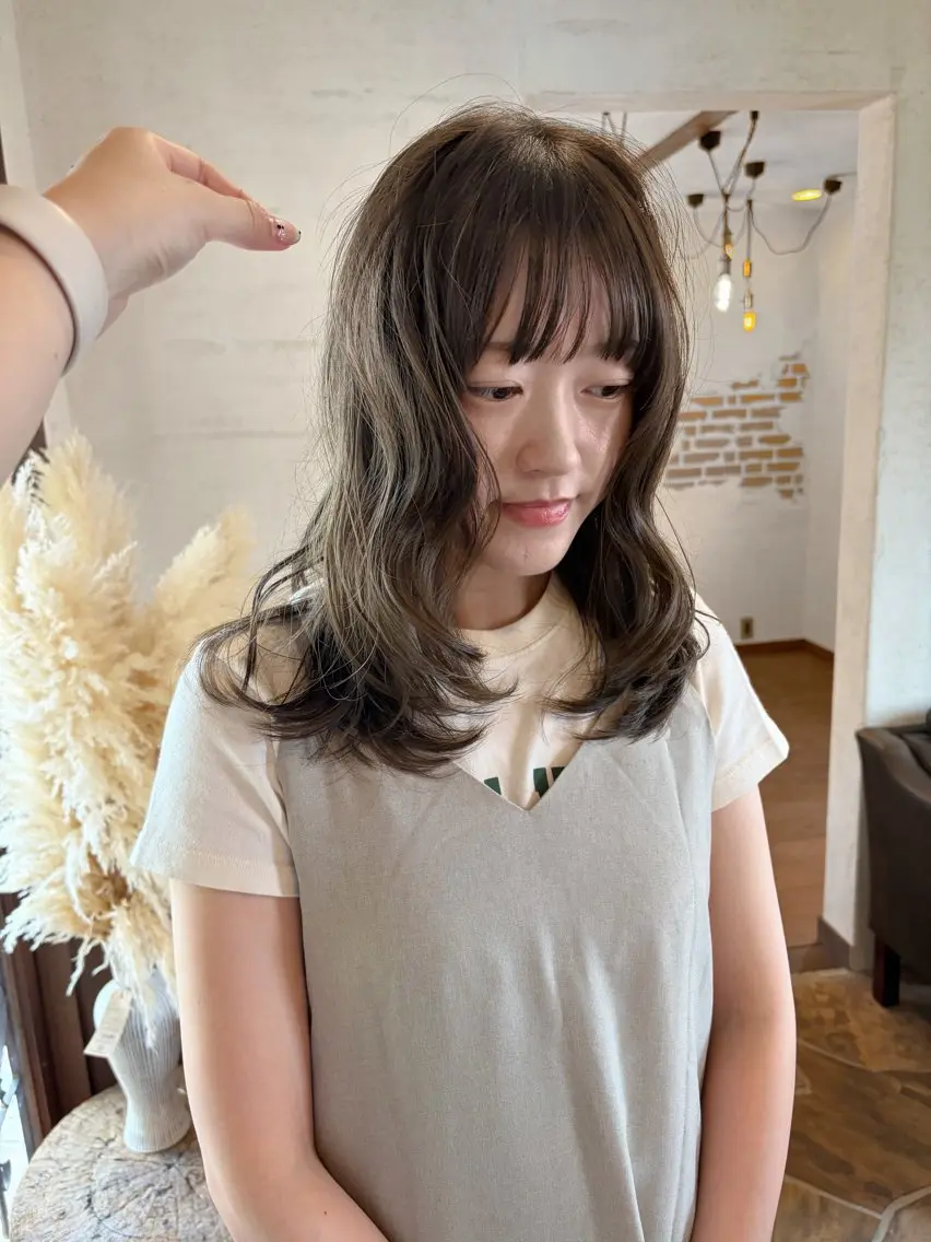 ミディアム カラー 透明感カラー オリーブカラー レイヤーカット カット ヘアカラー トリートメント 透明感カラー/ 相川 ひなたのヘアスタイル