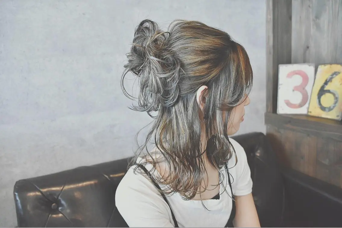 ミディアム カラー ヘアアレンジ アッシュ ブルーカラー ブルーアッシュ 透明感カラー ハイライトカラー hair salon Glanzのヘアスタイル