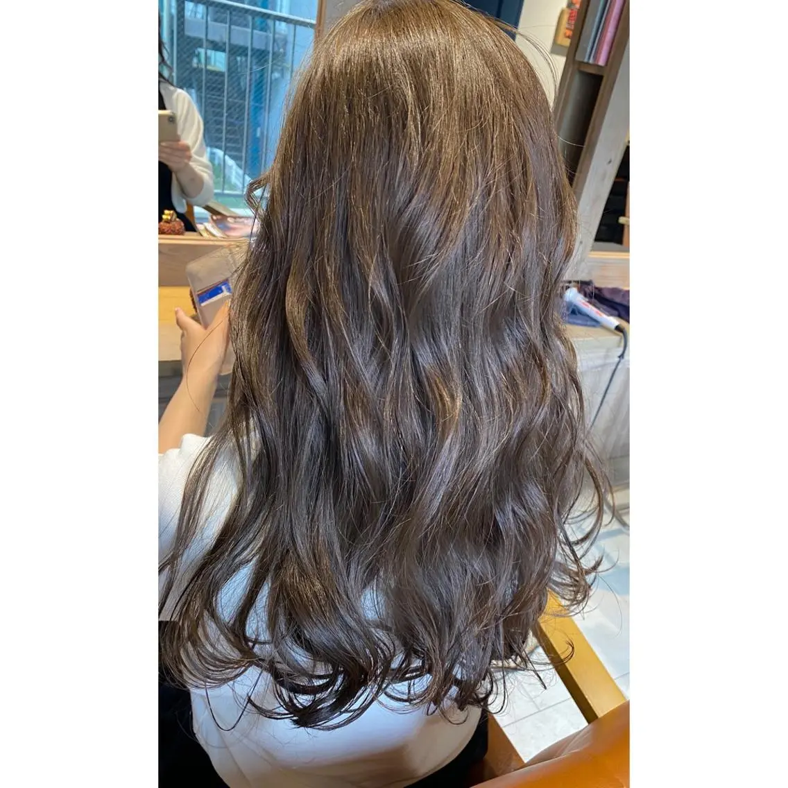 カラー グレージュ 🩵盛れる顔周り/ 艶カラーemi🩵のヘアスタイル