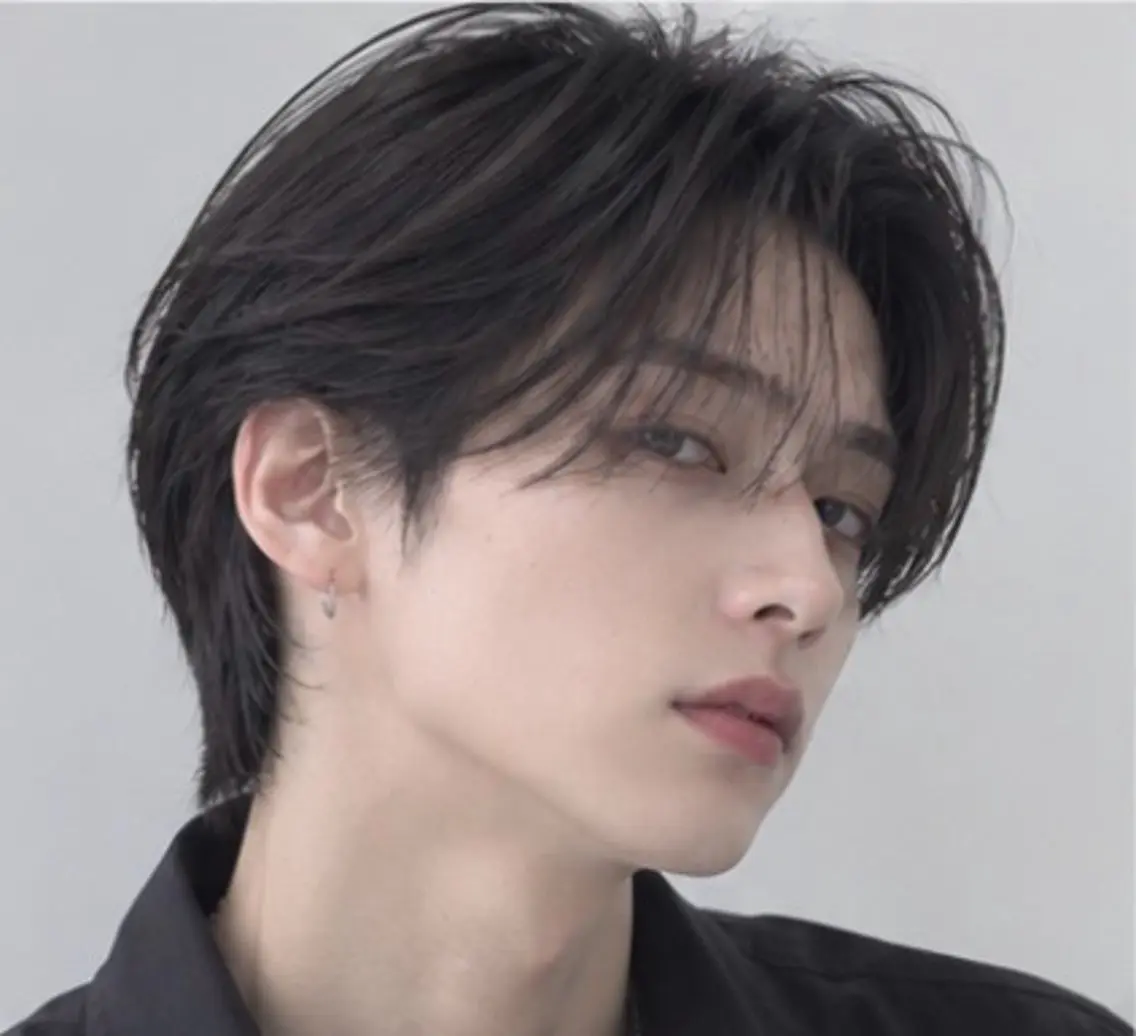 メンズ センターパート フェザーパーマ メンズ韓国風 韓国マッシュ マッシュ FORCE 青木明日翔のヘアスタイル